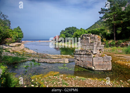 Ruinen einer alten (römischen) Brücke an der archäologischen Stätte Olympos, Lykien, Provinz Antalya, Türkei. Stockfoto