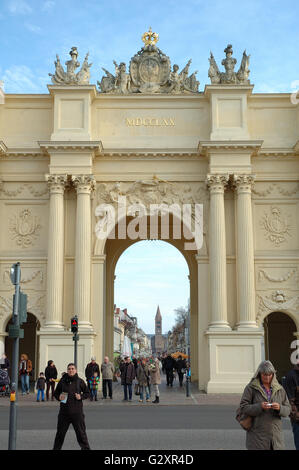 POTSDAM, Deutschland - 19. Oktober: Brandenburger Tor (Brandenburg Tor) am Luisenplatz (Quadrat) in Potsdam 19.10.2013 Stockfoto