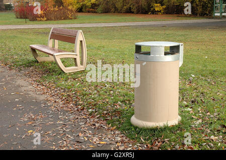 Staub, bin Bank und Herbstlaub irgendwo im park Stockfoto