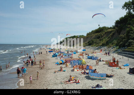 TRZESACZ, Polen - 13 Juli: Nicht identifizierten Personen am Strand in Trzesacz Polen über Ostsee. 13.07.2013 Stockfoto
