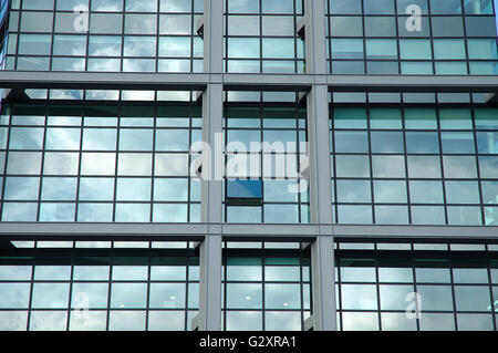 Fenster eines modernen Bürogebäudes reflektierenden Wolken Stockfoto