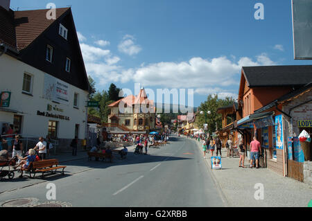 KARPACZ, Polen - AUGUST 14: Unbekannten Menschen auf der Hauptstraße in der Stadt Karpacz im Riesengebirge Polen 14.08.2013 Stockfoto