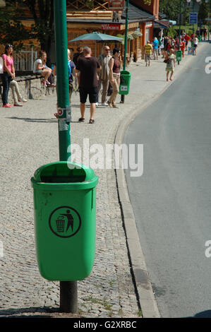 KARPACZ, Polen - 14 AUGUST: Unbekannte Menschen und Mülltonne auf der Hauptstraße in der Stadt Karpacz im Riesengebirge Polen 14.08. Stockfoto