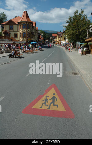 KARPACZ, Polen - AUGUST 14: Unbekannten Menschen auf der Hauptstraße in der Stadt Karpacz im Riesengebirge Polen 14.08.2013 Stockfoto