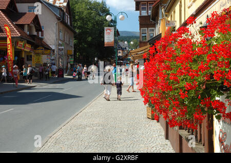 KARPACZ, Polen - 14 AUGUST: Unbekannte Menschen und Blumen auf der Hauptstraße in der Stadt Karpacz im Riesengebirge Polen 14.08. Stockfoto