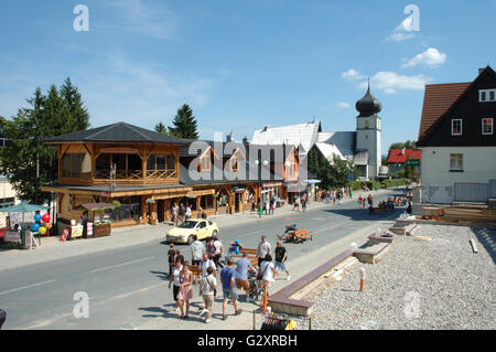 KARPACZ, Polen - AUGUST 14: Unbekannten Menschen auf der Hauptstraße in der Stadt Karpacz im Riesengebirge Polen 14.08.2013 Stockfoto