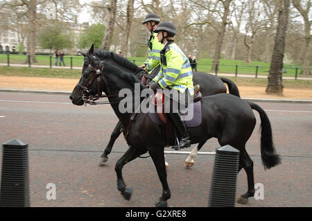 LONDON, Vereinigtes Königreich - APRIL 09: Unidentified Offiziere - Pferd Polizei irgendwo auf der Straße in London. 09.04.2009 Stockfoto