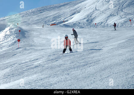 LIVIGNO, Italien - Dezember 19: Unidentified Skifahrer (kleine Mädchen und jede Frau) Skifahren auf der Piste in Livigno Italien 19.12.2010 Stockfoto