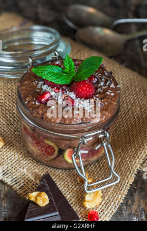 Pudding Schokolade Chia Samen geschichtet und mit frischen Früchten garniert Stockfoto