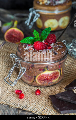 Pudding Schokolade Chia Samen geschichtet und mit frischen Früchten garniert Stockfoto
