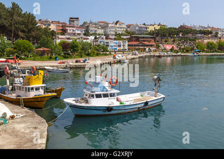 SINOP, Türkei - 14. Mai 2016: Blick auf kleine Fischerboote an Küste von Gerze Hafen in Sinop, auf blauen Himmelshintergrund. Stockfoto