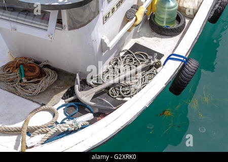 SINOP, Türkei - 14. Mai 2016: Nahaufnahme Detailansicht der kleinen Angelboot/Fischerboot in Rumänien mit Seilen und Angeln Zeug. Stockfoto