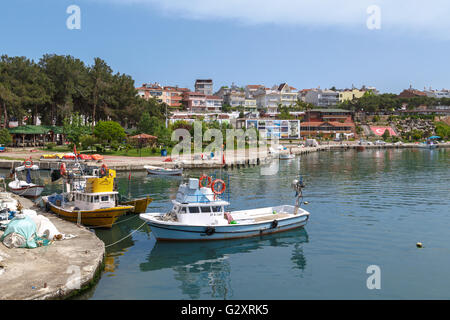 SINOP, Türkei - 14. Mai 2016: Blick auf kleine Fischerboote an Küste von Gerze Hafen in Sinop, auf blauen Himmelshintergrund. Stockfoto