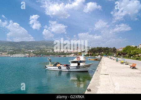 SINOP, Türkei - 14. Mai 2016: Blick auf kleine Fischerboote an Küste von Gerze Hafen in Sinop, auf blauen Himmelshintergrund. Stockfoto