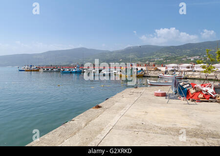 SINOP, Türkei - 14. Mai 2016: Blick auf kleine Fischerboote an Küste von Gerze Hafen in Sinop, auf blauen Himmelshintergrund. Stockfoto