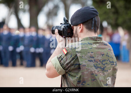 Badajoz, Spanien - 25. Mai 2016: spanische Truppen während der Tag der Streitkräfte. Journalist-Soldat Stockfoto