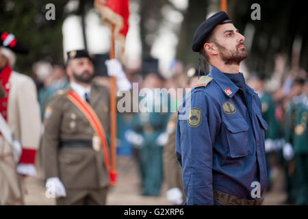 Badajoz, Spanien - 25. Mai 2016: spanische Truppen während der Tag der Streitkräfte. Spanische Luftwaffe Infanterie Soldat zu Ehren gefallen Stockfoto