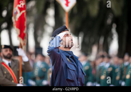 Badajoz, Spanien - 25. Mai 2016: spanische Truppen während der Tag der Streitkräfte. Spanische Luftwaffe Infanterie Soldat zu Ehren gefallen Stockfoto