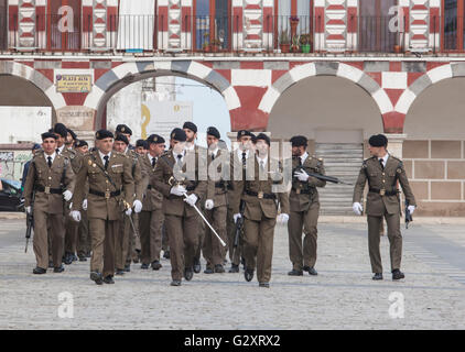 Badajoz, Spanien - 25. Mai 2016: spanische Truppen während der Tag der Streitkräfte. XI-Extremadura-Brigade in der Plaza Alta Stockfoto