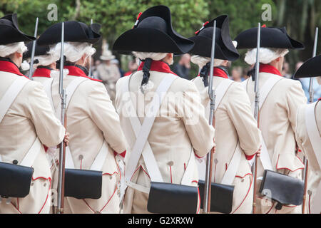 Badajoz, Spanien - 25. Mai 2016: spanische Truppen während der Tag der Streitkräfte. 16. Infanterie-Regiment Castilla Zeit gekleidet Stockfoto