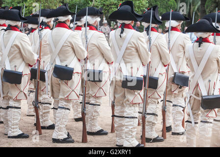 Badajoz, Spanien - 25. Mai 2016: spanische Truppen während der Tag der Streitkräfte. 16. Infanterie-Regiment Castilla Zeit gekleidet Stockfoto