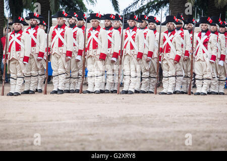 Badajoz, Spanien - 25. Mai 2016: spanische Truppen während der Tag der Streitkräfte. 16. Infanterie-Regiment Castilla Zeit gekleidet Stockfoto