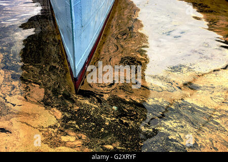 Ölpest aus dem Schiff - Textur Crude Oil Spill auf dem Wasser. Stockfoto