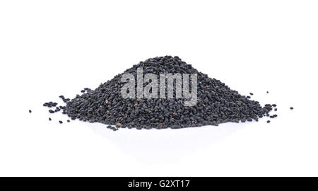 Haufen schwarzer Sesam isoliert auf weißem Hintergrund Stockfoto
