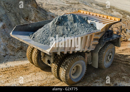 Dump Truck in den Tagebau Stockfoto