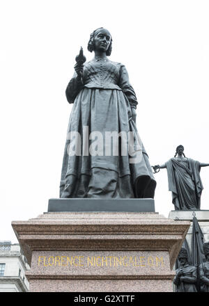 Florence Nightingale-Statue mit dem Krim-Krieg-Denkmal hinter. Stockfoto