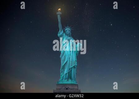 Freiheitsstatue vor dem Hintergrund der Sternenhimmel und der Milchstraße Stockfoto