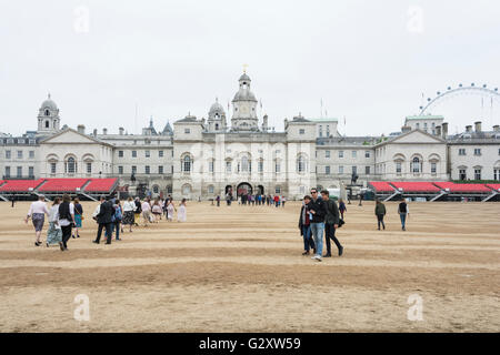 Trooping die Farbe - die Nachwirkungen nach der Oberst Überprüfung auf Horse Guards Parade Stockfoto