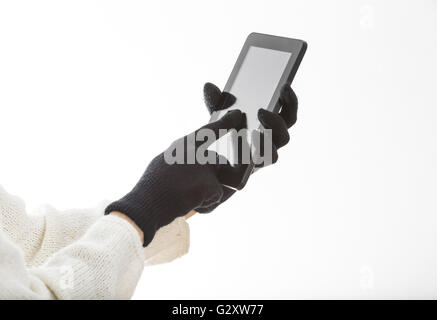 Hände in Handschuhen berühren einen Bildschirm auf einem Tablett, auf dem weißen Hintergrund isoliert. Stockfoto