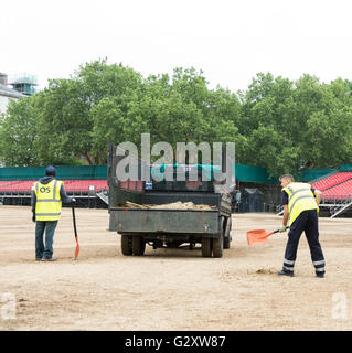 Arbeiter, die nach der Parade der Pferdewächter die Farbe Trooping aufräumen Stockfoto