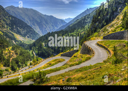 Kurvenreiche Straße in Pyrenäen - Seen Straße (Route des Lacs) im Neouvielle-massiv. Stockfoto