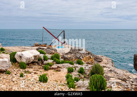 Der rote Kran ist Teil der jetzt stillgelegten Portland Bill Stein Verladungskai auf der Klippe am südlichsten Punkt von Portland Stockfoto