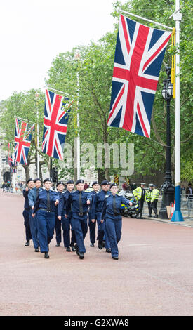 Kadetten in der Mall nach der Parade der Horse Guards, London, Großbritannien Stockfoto