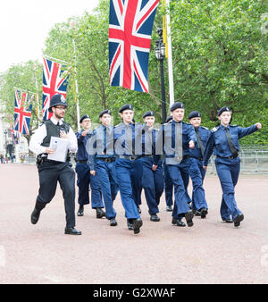 Die Polizei rekrutiert in der Mall nach der Parade der Horse Guards in London, Großbritannien Stockfoto