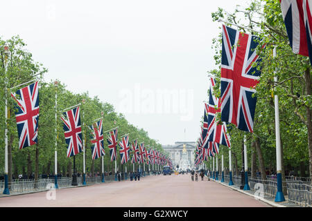 Bunting on the Mall - die Nachwirkungen der Parade der Pferdegarde durch die Farbe Trooping - The Colonel's Review Stockfoto