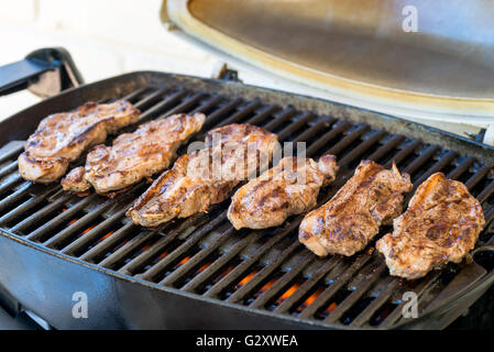 Köstliche Australia Day BBQ.  Marinierte ohne Knochen Stücke des australischen Lamm gekocht auf grill Stockfoto