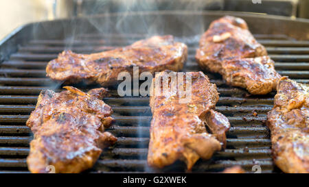 Köstliche Australia Day BBQ.  Marinierte ohne Knochen Stücke des australischen Lamm gekocht auf grill Stockfoto