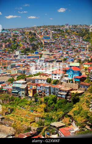 Bunte Gebäude auf den Hügeln der UNESCO-Welterbe Stadt Valparaiso, Chile Stockfoto