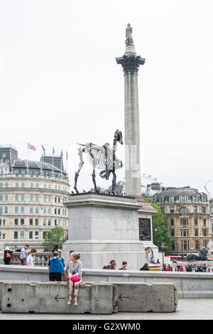 Londoner Trafalgar Square mit "Geschenkten Gaul" von Hans Haacke auf der 4. Sockel und Nelson Säule im Hintergrund Stockfoto