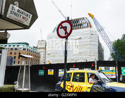 Bau- und arbeiten an der Kreuzung St. Martin Street / Orange Street im Londoner Soho, UK Stockfoto