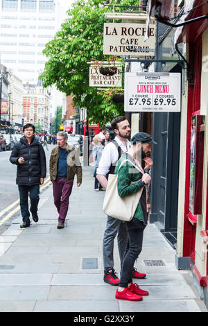 Zwei Männer in einem Schaufenster entscheiden, was zum Mittagessen im St Martins Lane, London, WC2H, UK haben peer Stockfoto