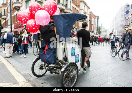 Eine Rikscha-Fahrer vor dem Hippodrome Casino in Londoner Leicester Square, Großbritannien Stockfoto