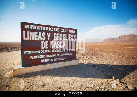 Nazca-Linien in den wunderschönen Sonnenuntergang. Ansicht von oben. Stockfoto