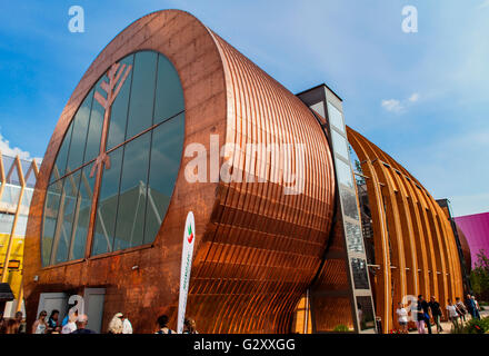 Mailand, Italien - 1. Juni 2015: Nicht identifizierten Personen durch den ungarischen Pavillon auf der EXPO 2015 in Mailand, Italien. EXPO 2015 nahm Platz fr Stockfoto