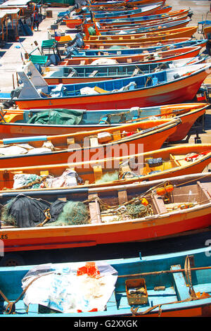 Boote der Fischer in Chile sind an der Küste Stockfoto