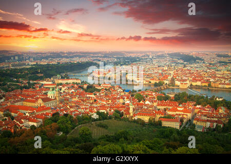 Ansicht der historischen Viertel von Prag aus einer Aussichtsplattform Stockfoto